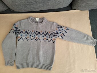 Svetr, mikiny a zimní čepici pro kluka v.134 -140