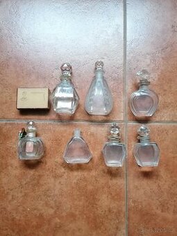 Staré flakóny, broušené sklo