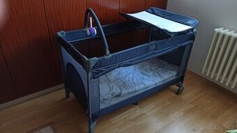 Dětská cestovní postýlka s přebalovacím pultem