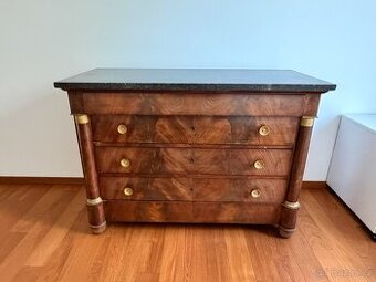 Komoda ve stylu empír