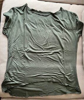 Tričko s vlnitým lemem.