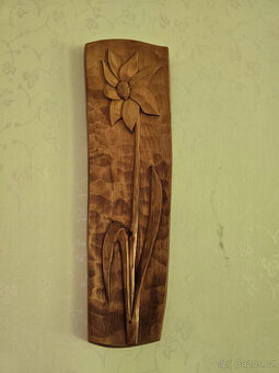 Vyřezávaná dřevěná květina