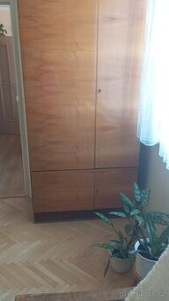 Skříně z lakovaného dřeva, válenda, křeslo