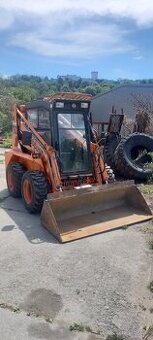 Smykový nakladač LOCUST 752