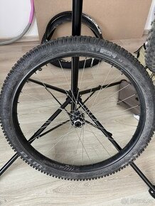 Přední a zadní zapleteni kola 29+ neBoost