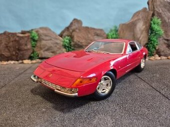 Prodám model 1:18 Ferrari 365GTB/4