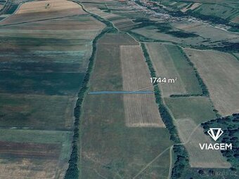 Pole 1 744 m²