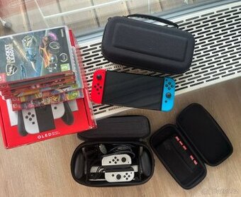 Nintendo Switch OLED + 2x Joy-Con, 2x ovladač, jako nový