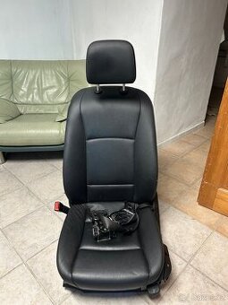 VYHŘÍVANÉ SEDADLO ŘIDIČE BMW (ČERNÁ)- ŘADY 5 F10 F11 10-16