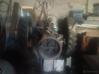 Zetor 25K – převodovka, zadní náprava, kola, řízení – komple