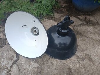 Staré industriální tovární lampy
