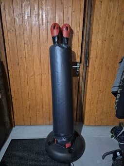 Boxovací pytel s rukavicemi