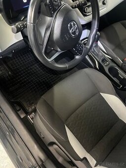 Cerna Toyota corrola 1.8hybrid automat