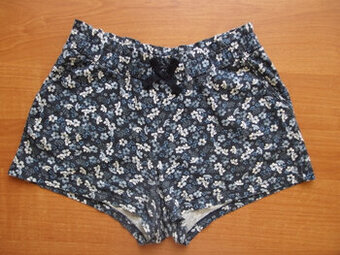 Kraťasy / šortky s kytičkami zn. H&M v. 128 - j. NOVÉ