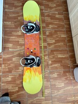 Starý snowboard, vázání i boty, Plzeň
