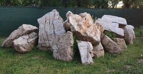 Kameny dvě velikosti