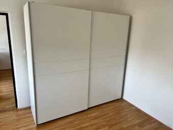 Prodám šatní skříň s posuvnými dveřmi