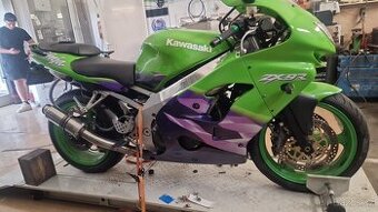 Kawasaki zx9R model 2000