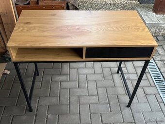 Stůl kompakních rozměrů