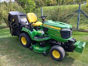 Zahradní traktor John Deere X950R s vysokým výsypem