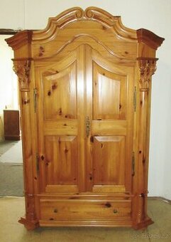 Stylová vyřezávaná šatní skříň z borovice - masiv