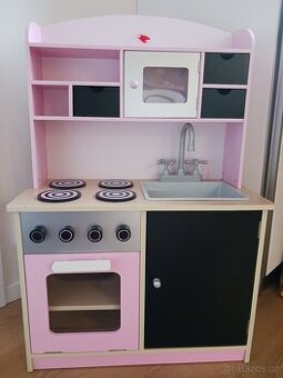 Dřevěná růžová kuchyňka