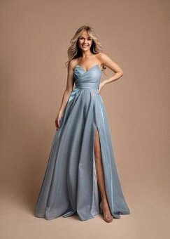 Třpytivé, modré, maturitní, plesové šaty s rozparkem.