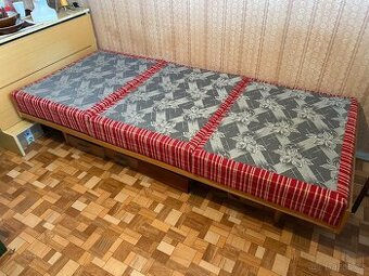 Válenda UNIVERSAL světlá s třídílnou matrací v pěkném stavu - 1