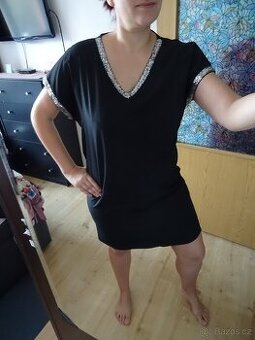 Jednoduché černé šaty s flitry - vel. M