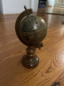 Starožitný glóbus – dekorativní světový globus na dřevěném