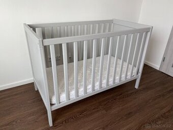 IKEA - dětská postýlka SUNDVIK, šedá + pěnová matrace