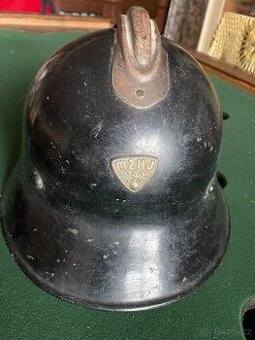 Stará hasičská helma ,přilba se znakem mzhj