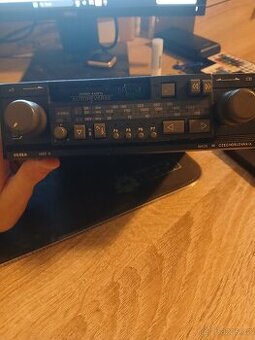 Stereofonní autorádio s kazetovým reverzním přehrávačem tesl