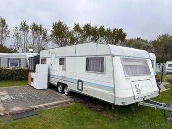 KRÁSNÝ Knaus Sudwind 650, předstan, WC, šířka 2.5m, STK