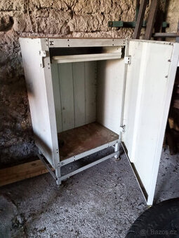 Dílenská plechová skříňka