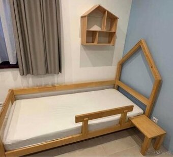 Dětská domečková postel POPPI s bočnicí a nočním stolkem