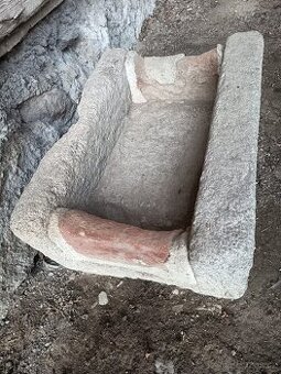 Kamenné koryto na zahradu