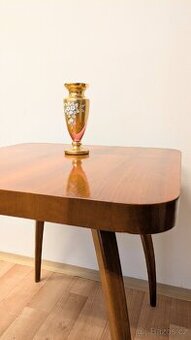 Prvorepublikový starožitný stolek J. Halabala a zdobená váza