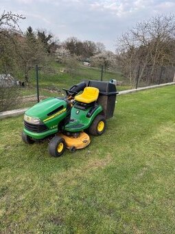 zahradní traktor John Deere LA 105