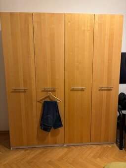 Prodám prostornou skrin zachovalou dovezu zdarma