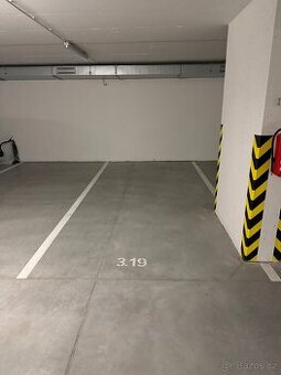 Kryté parkovací stání na ulici Chvalovka