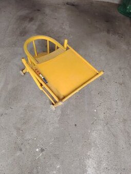 Dětská jídelní židlička na renovaci