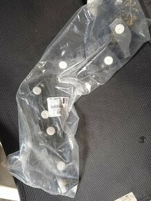 Prodám originál pravé zadní vodítko nárazníku Opel Astra J 5