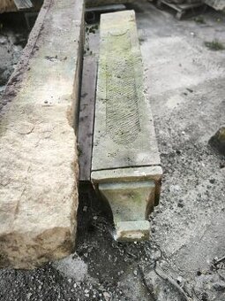 Staré pískovcové sloupy