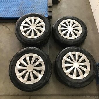 Prodám zimní pneumatiky se vzorkem 6.5 mm, včetně plechových