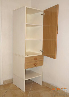 Praktická skříňka ze dvou částí.