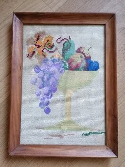 Starožitný ručně vyšívaný obrázek s pohárem - starožitnost