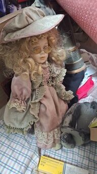 Panenka s keramickou hlavou