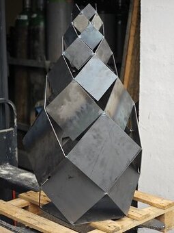 Kovová designová dekorace „Diamantová věž“