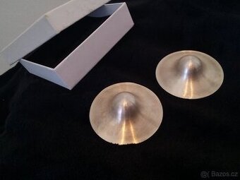 Prsní stříbrné kloboučky